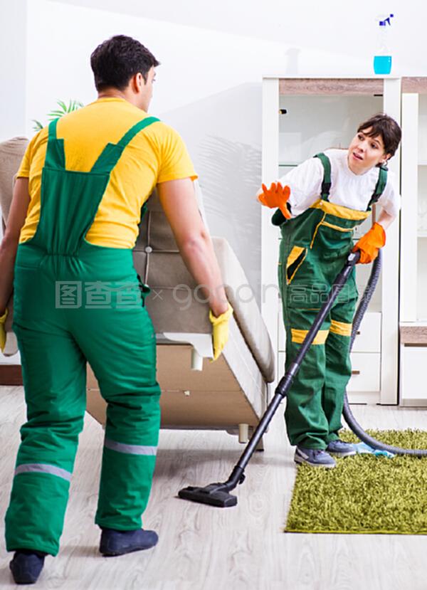 清潔專業(yè)承包商在家里工作。清潔專業(yè)承包商在家里工作